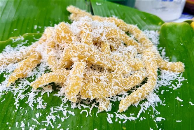 Le gateau au manioc est préparé à partir de manioc râpé, mélangé avec du lait de coco, du sucre et de la fécule de tapioca. Photo : VNA