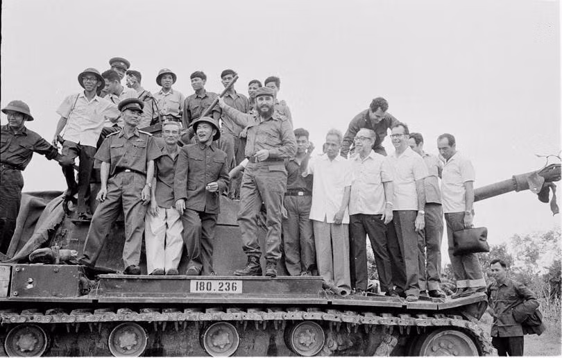 Pham Van Dông et Fidel Castro inspectent la base militaire de Dôc Miêu, détruite par les forces du Sud (15 septembre 1973).