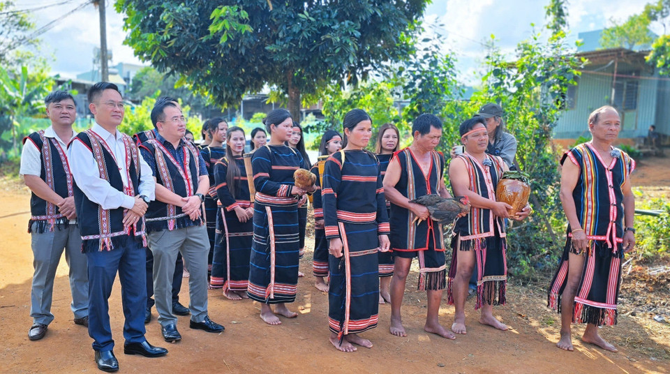 La famille du futur marié offre des cadeaux à celle de la future mariée lors de la demande en mariage (fiançailles) de l’ethnie Jrai, dans la province de Gia Lai. Photo : VNA