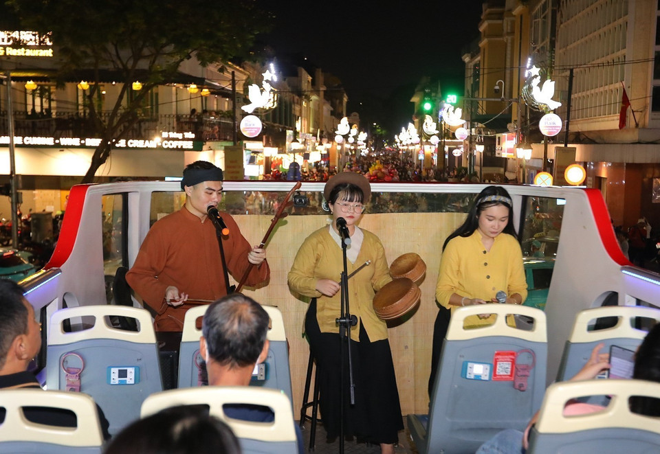 Afin de faire connaître le chant Xam au public, notamment aux jeunes, à travers des produits touristiques originaux, le projet « Xam en bus » a récemment été lancé. Il permet aux touristes de visiter Hanoï la nuit tout en profitant de la musique traditionnelle. Photo : VNA