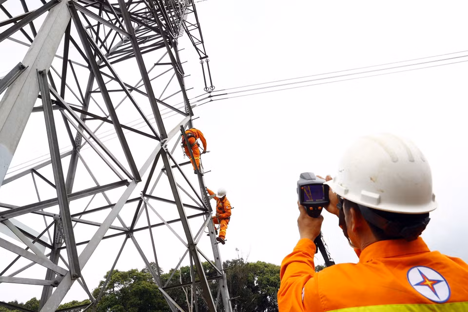 La Compagnie de transmission électrique N°3 gère et exploite actuellement le réseau de transport d'électricité dans neuf provinces du Centre et des Hauts Plateaux du Centre, d'une longueur totale de 2 338 km de lignes de 500 kV et six postes électriques de 500 kV. Photo: VNA