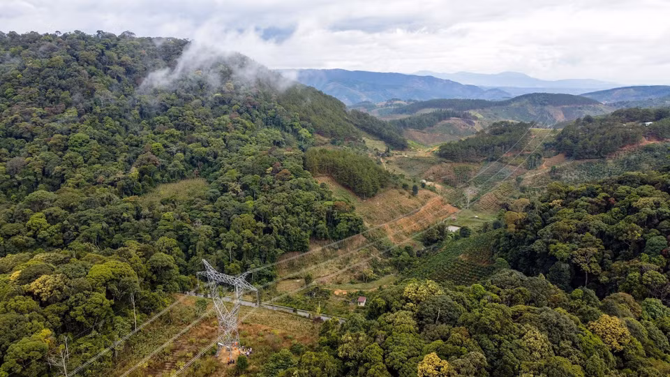 La ligne 500 kV EaNam-Di Linh, circuit 2, est gérée par la Compagnie de transport électrique de Lam Dong. Photo : VNA