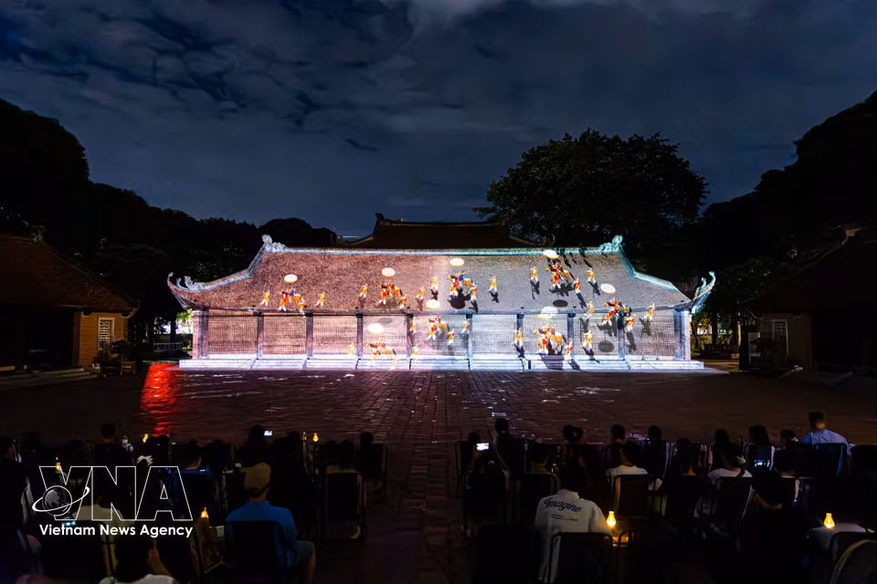 Une projection cartographique 3D moderne sur l'architecture ancienne du Temple de la Littérature retrace l'histoire du Taoïsme devant un large public.