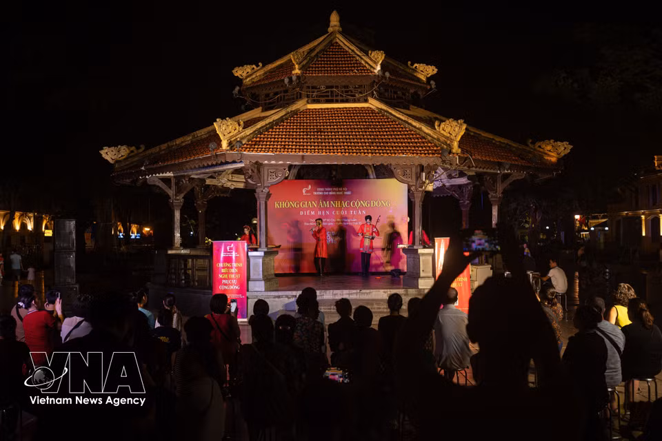 Programme de musique traditionnelle ouvert au public dans le secteur de la Maison octogonale (jardin floral Ly Thai To).