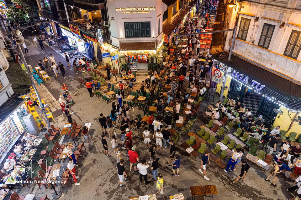 Vue panoramique du carrefour Ta Hien - Luong Ngoc Quyen, un lieu surnommé le "carrefour international" au cœur du Vieux quartier de Hanoï.