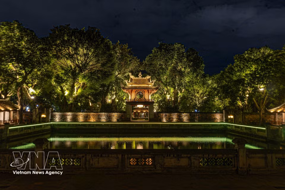 Le pavillon Khue Van et le lac Ho Van illuminés lors de la visite nocturne "L’Essence du Taoïsme" au Temple de la Littérature (Van Mieu - Quoc Tu Giam).