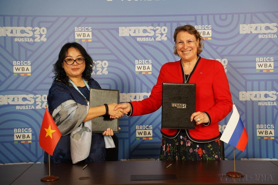 Des entreprises vietnamiennes et russes signent un accord de coopération lors du Forum des femmes d'affaires du BRICS tenu à Moscou, en Russie, le 4 juin 2024. Photo : VNA