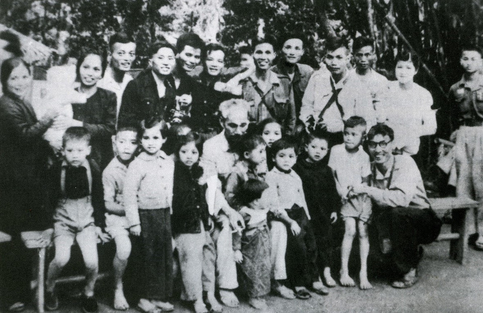 Le Président Hô Chi Minh posa avec des familles de cadres de la VNA pendant la guerre de résistance contre les colonialistes français (1952).