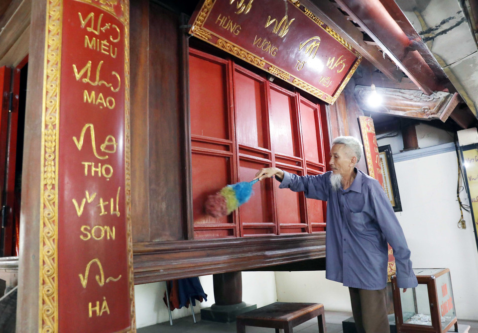 Le sanctuaire arrière abrite une grande inscription accompagnée de deux sentences parallèles, toutes gravées en écriture Khoa Đẩu, une ancienne graphie vietnamienne datant de l’époque des rois Hùng. Photo : VNA