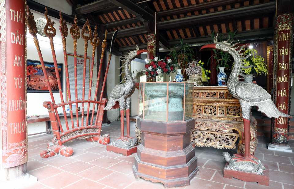 Le brûle-encens, orné de motifs inspirés de la culture Lạc Hồng et flanqué de deux grues de part et d’autre, se trouve dans l’espace spirituel de l’antichambre du temple. Photo : VNA