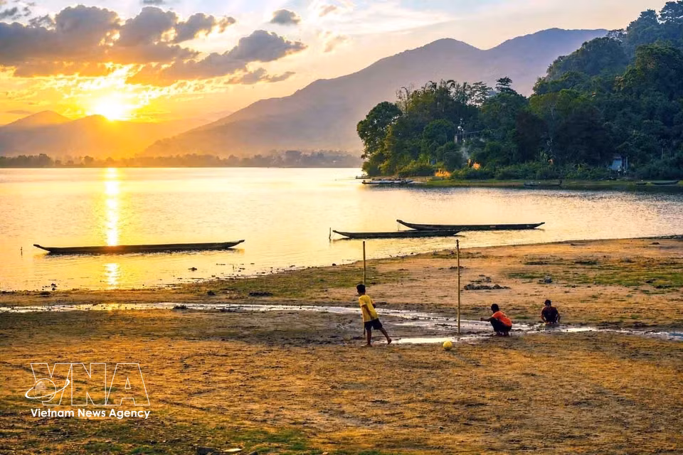 Des enfants s’amusent au bord du lac Lak. Photo: VNA