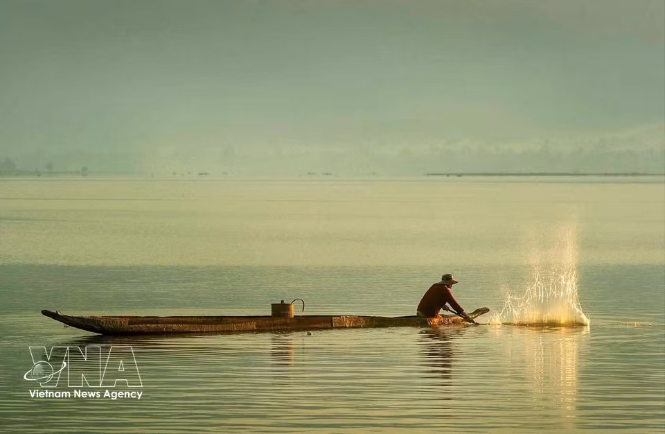 Des pêcheurs M'Nong pratiquent la pêche sur le lac Lak à bord de pirogues monoxyles traditionnelles. Photo: VNA