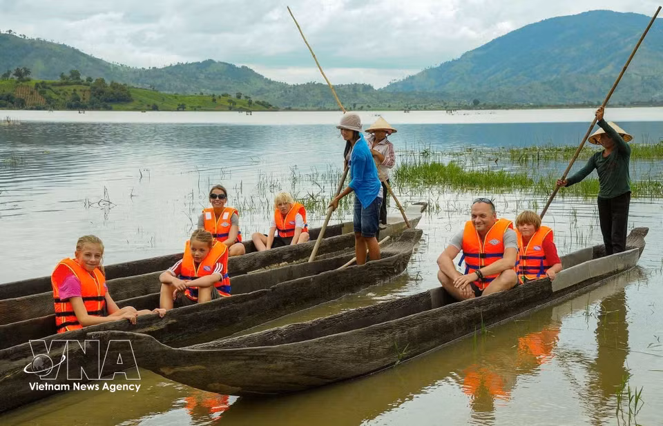 Des touristes étrangers visitent le lac Lak. Photo: VNA
