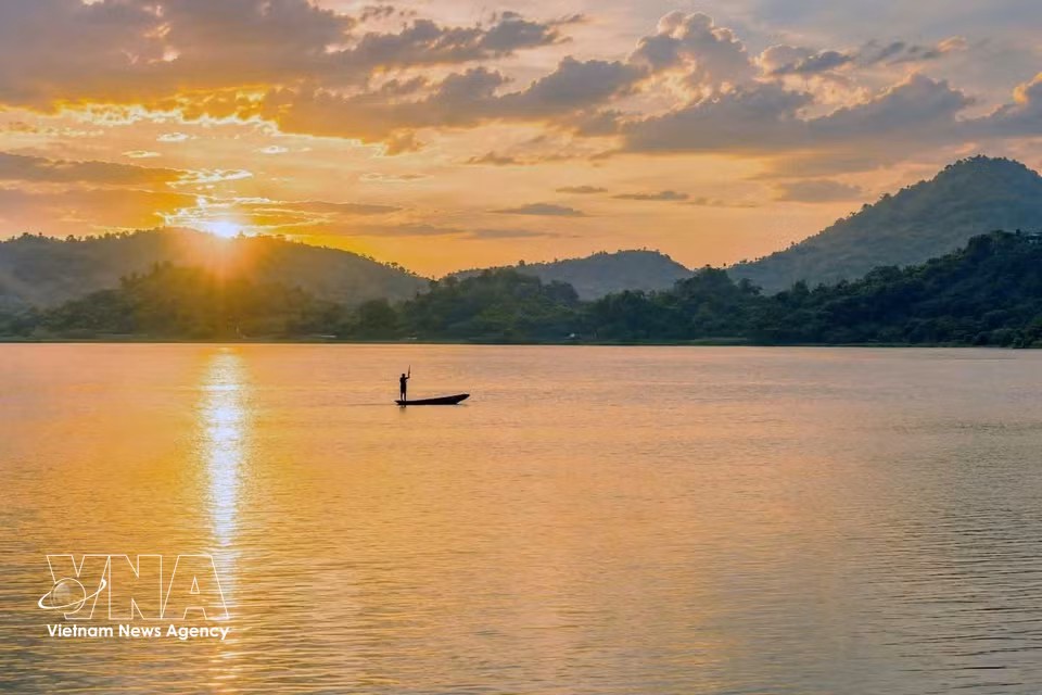 Coucher de soleil sur le lac Lak. Photo: VNA