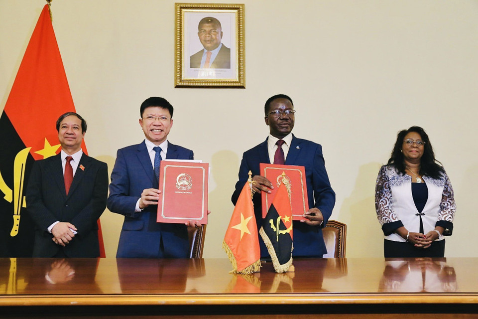 Le ministre vietnamien de l’Éducation et de la Formation, Nguyên Kim Sơn, et la ministre angolaise de l’Enseignement supérieur, de la Science, de la Technologie et de l’Innovation, Maria do Rosário Bragança, assistent à la signature d’un accord de coopération entre l'Université des sciences sociales et humaines (USSH) de Hanoï et l’Université Agostinho Neto, lors de la 7e session du Comité intergouvernemental Vietnam – Angola (Luanda, 28 mars 2024). Photo : VNA