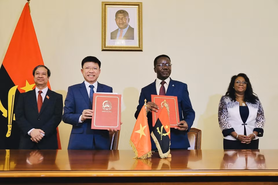 Le ministre vietnamien de l’Éducation et de la Formation, Nguyên Kim Sơn, et la ministre angolaise de l’Enseignement supérieur, de la Science, de la Technologie et de l’Innovation, Maria do Rosário Bragança, assistent à la signature d’un accord de coopération entre l'Université des sciences sociales et humaines (USSH) de Hanoï et l’Université Agostinho Neto, lors de la 7e session du Comité intergouvernemental Vietnam – Angola (Luanda, 28 mars 2024). Photo : VNA