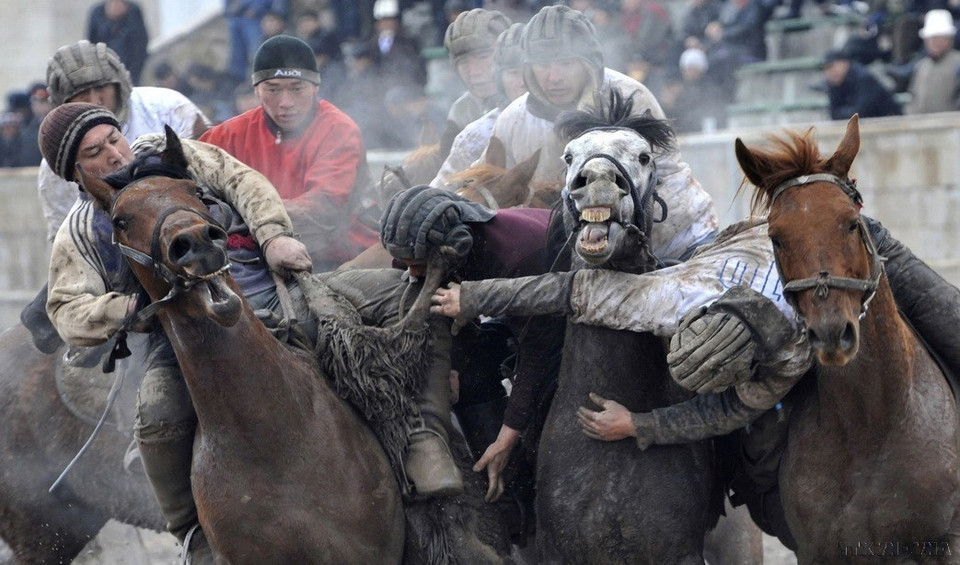 Des Kirghizes montent à cheval et pratiquent le Kok-Boru (Ulak-Tartysh) », sport traditionnel d'Asie centrale, lors d'un festival à Bichkek. Photo : VNA