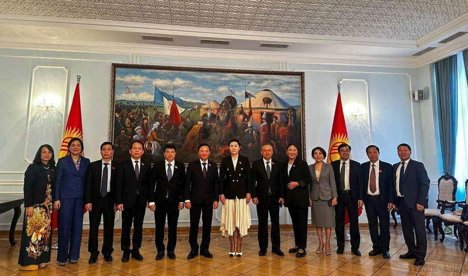 Le vice-président de l'Assemblée nationale, Nguyen Khac Dinh (6e à partir de la gauche), s'entretient avec la vice-présidente du Conseil suprême du Kirghizistan, Dzhamilia Isaeva (7e à partir de la gauche), lors de sa visite Kirghizistan du 29 au 30 septembre 2023. Photo : VNA