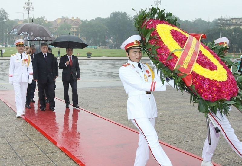 Une délégation du ministère kirghize des Affaires étrangères, conduite par son ministre Abdyldaev Erlan Bekeshovich, rend hommage au Président Ho Chi Minh en son mausolée, le 18 février 2014 à Hanoï. Photo : VNA