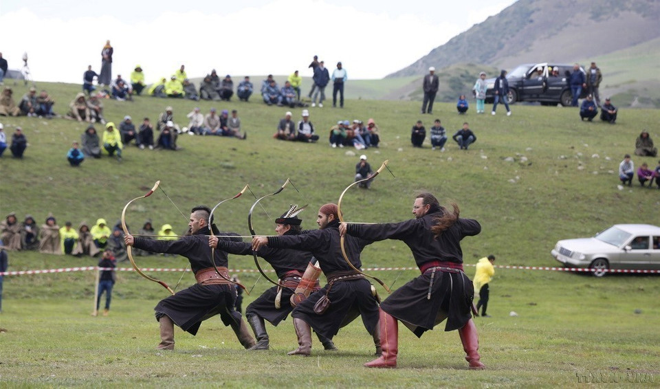 Kirghizes pratiquant des sports traditionnels lors d'un festival à Bichkek. Photo : VNA