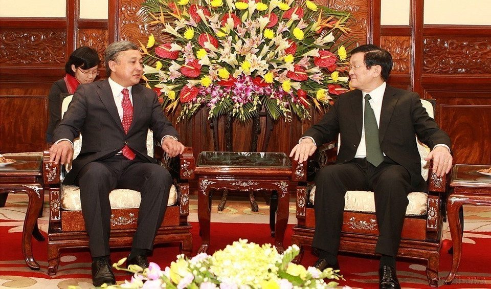 Le 14 novembre 2012, au Palais présidentiel, l'ambassadeur du Kirghizistan au Vietnam, Duishokul Chotorop, présente ses lettres de créance au président Truong Tan Sang. Photo : VNA