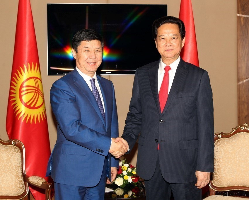 Lors de sa participation à la cérémonie officielle de signature de l'accord de libre-échange (ALE) entre le Vietnam et l'Union économique eurasienne au Kazakhstan, le 29 mai 2015, le Premier ministre Nguyen Tan Dung rencontre son homologue kirghize Temir Sariyev. Photo : VNA