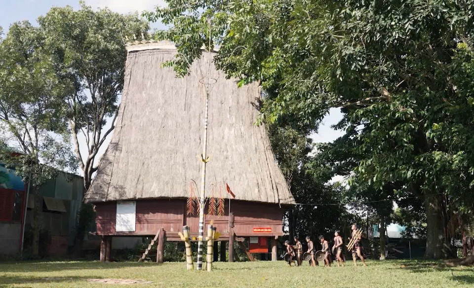De nombreuses activités culturelles, telles que des prestations de gongs et des danses traditionnelles, sont présentées lors de la cérémonie de fiançailles. Photo : VNA
