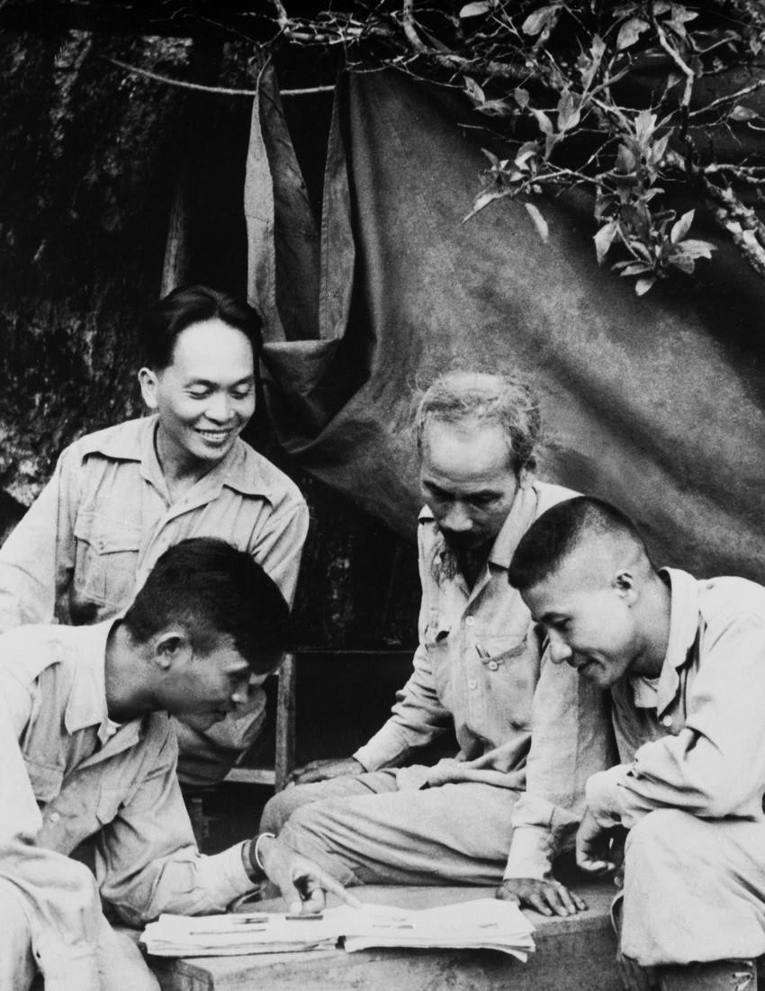 Lors de la campagne frontalière de 1950, le général Vo Nguyên Giap, en étroite collaboration avec le Président Hô Chi Minh, a présidé de nombreuses réunions stratégiques avec les hauts officiers de l'Armée populaire du Vietnam. Ces échanges ont été déterminants pour élaborer les plans de bataille visant à sécuriser la frontière du Nord et à affaiblir les forces ennemies. Photo : archives de la VNA
