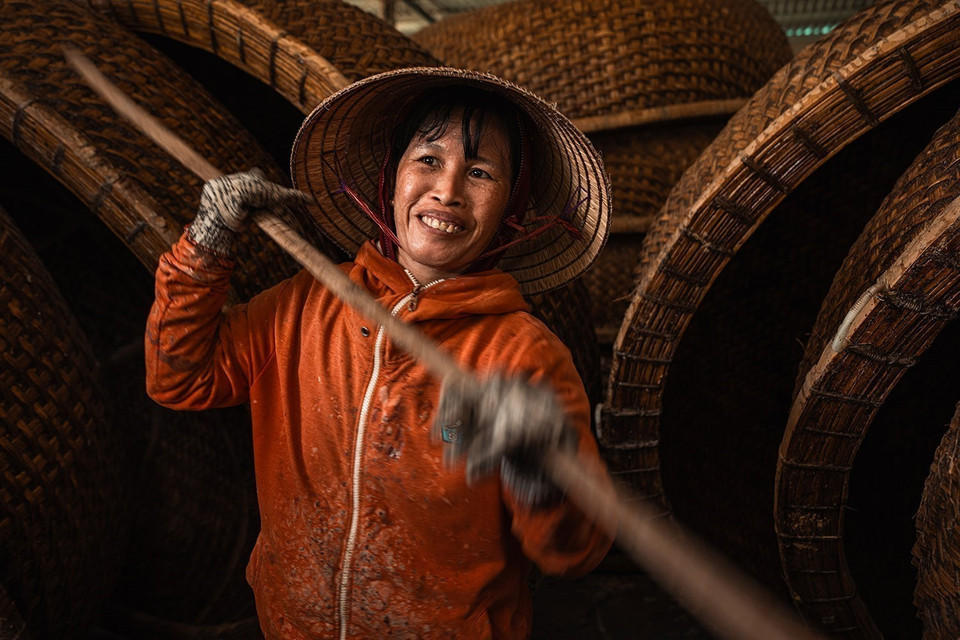 Les bateaux ronds en bambou de Phu My sont fabriqués avec soin par des artisans expérimentés. Photo: VNA