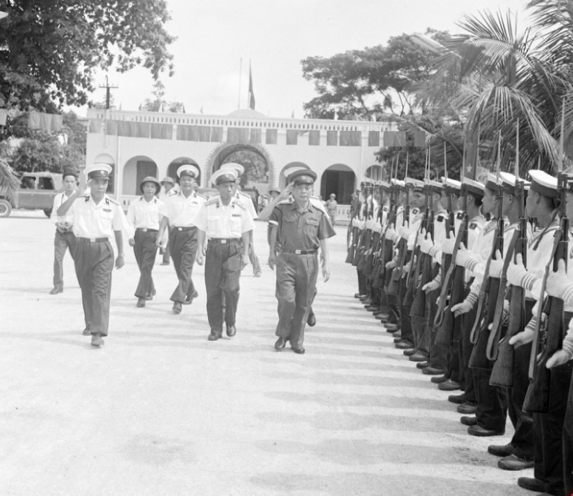 Le général Vo Nguyên Giap assiste à la cérémonie du 20e anniversaire de la fondation de la Marine populaire du Vietnam (5 août 1975). Photo : VNA