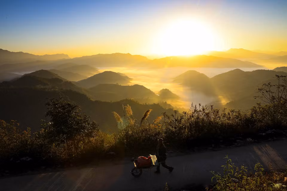 Scène paisible de lever de soleil au col de Keo Lom. Photo : VNA