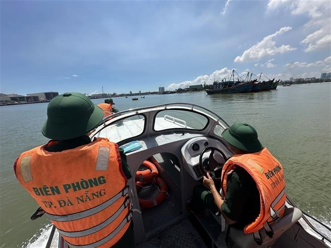 Des officiers et soldats du poste de garde-frontière de Son Tra (Commandement de la Garde-frontière de la ville de Da Nang) effectuent une patrouille à l’embouchure maritime de Da Nang. Photo : VNA