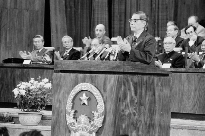 Lors du 6ᵉ Congrès du Parti, dans son discours prononcé après avoir été élu secrétaire général, Nguyen Van Linh a souligné que ce Congrès marquait une étape importante dans le processus de continuité et de rénovation de la direction du Parti.