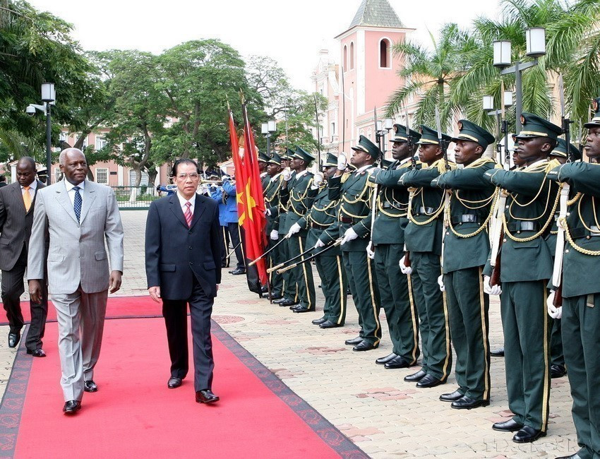 Le président José Eduardo dos Santos et le secrétaire général du Parti communiste du Vietnam (VNA) Nông Duc Manh (droite) passent en revue la garde d’honneur lors d'une visite officielle en Angola (Luanda, 03 avril 2008). Photo : VNA