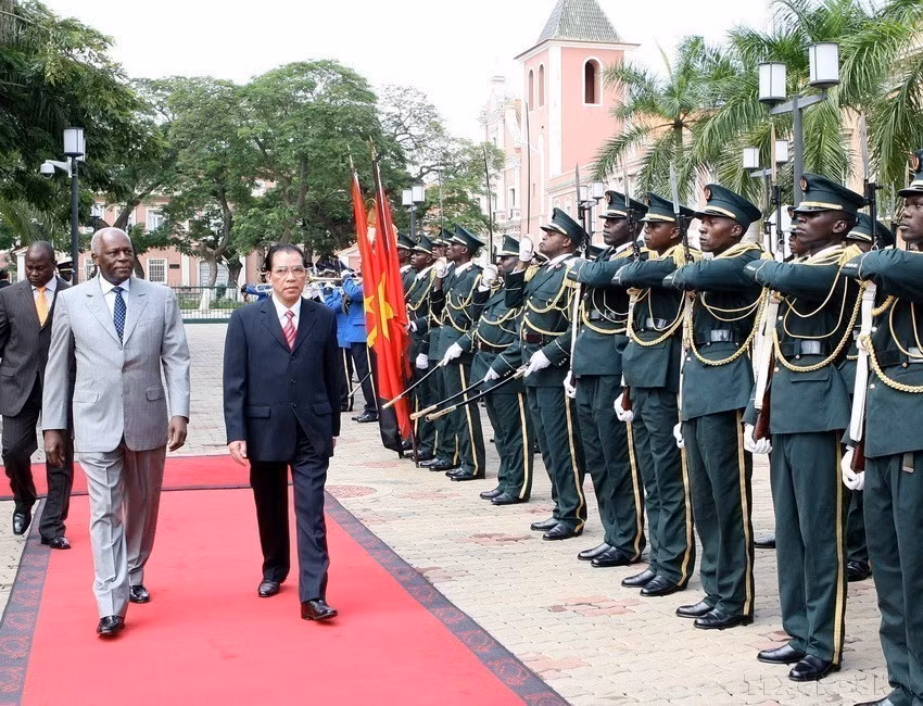 Le président José Eduardo dos Santos et le secrétaire général du Parti communiste du Vietnam (VNA) Nông Duc Manh (droite) passent en revue la garde d’honneur lors d'une visite officielle en Angola (Luanda, 03 avril 2008). Photo : VNA
