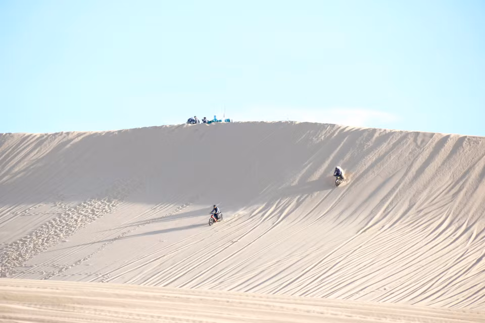 Les touristes s'adonnent à des activités palpitantes.