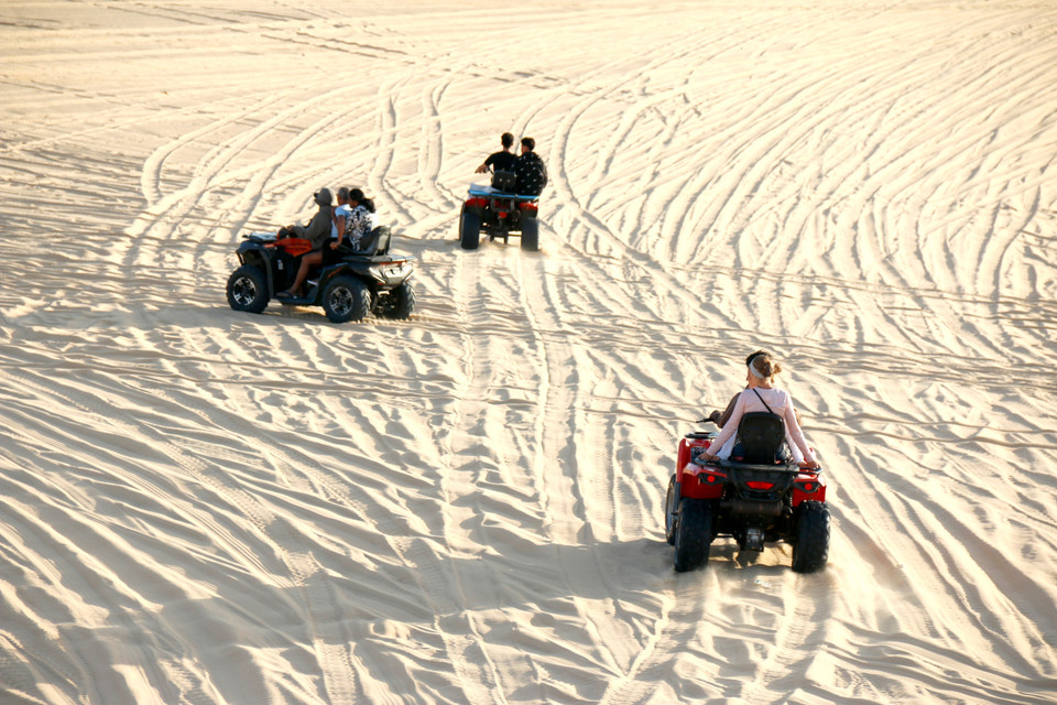 Les visiteurs peuvent découvrir les dunes en véhicules tout-terrain.