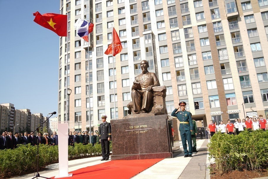 Cérémonie d'inauguration de la statue du président Hô Chi Minh dans la ville de Saint-Pétersbourg, en Russie, en 2023. Photo : VNA
