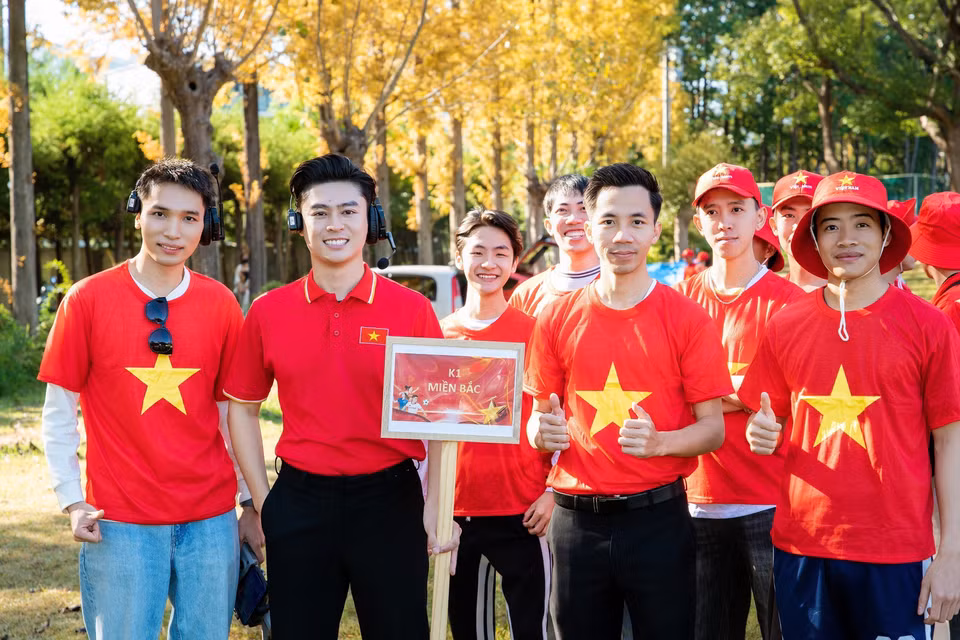 Le groupe représentant le Nord au sein de la communauté participe à la formation du drapeau vietnamien. Photo : VNA