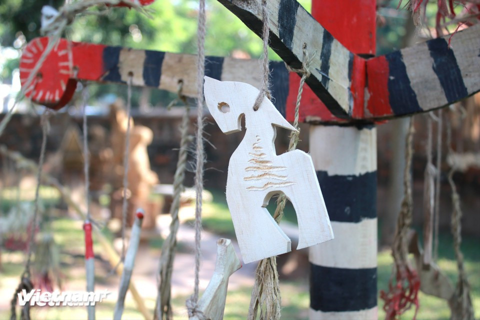 Lorsque les chevaux sont chargés de transporter des marchandises, les habitants du Tay Nguyen préfèrent marcher à leurs côtés plutôt que de les monter. Ainsi, l’animal est devenu un symbole d’entraînement, de santé robuste et de persévérance chez les jeunes. Photo : Vietnam+