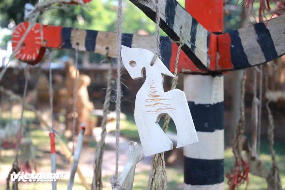 Lorsque les chevaux sont chargés de transporter des marchandises, les habitants du Tay Nguyen préfèrent marcher à leurs côtés plutôt que de les monter. Ainsi, l’animal est devenu un symbole d’entraînement, de santé robuste et de persévérance chez les jeunes. Photo : Vietnam+