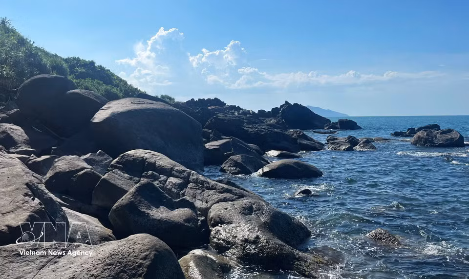 Des rochers déchiquetés aux arêtes acérées s'élancent dans la mer et se fondent harmonieusement dans les eaux turquoise et cristallines de la baie de Lang Co.