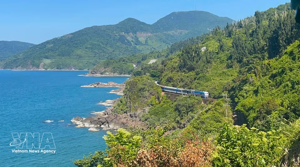 La baie de Lang Co révèle toute sa splendeur dans l'harmonie entre la mer, les montagnes et les formations rocheuses. Sur les flancs du col de Hai Van, le train serpente au cœur de la végétation, ajoutant une touche pittoresque à ce paysage d'une beauté spectaculaire.