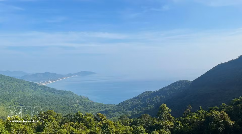 Vue panoramique aérienne de la baie de Lang Co.