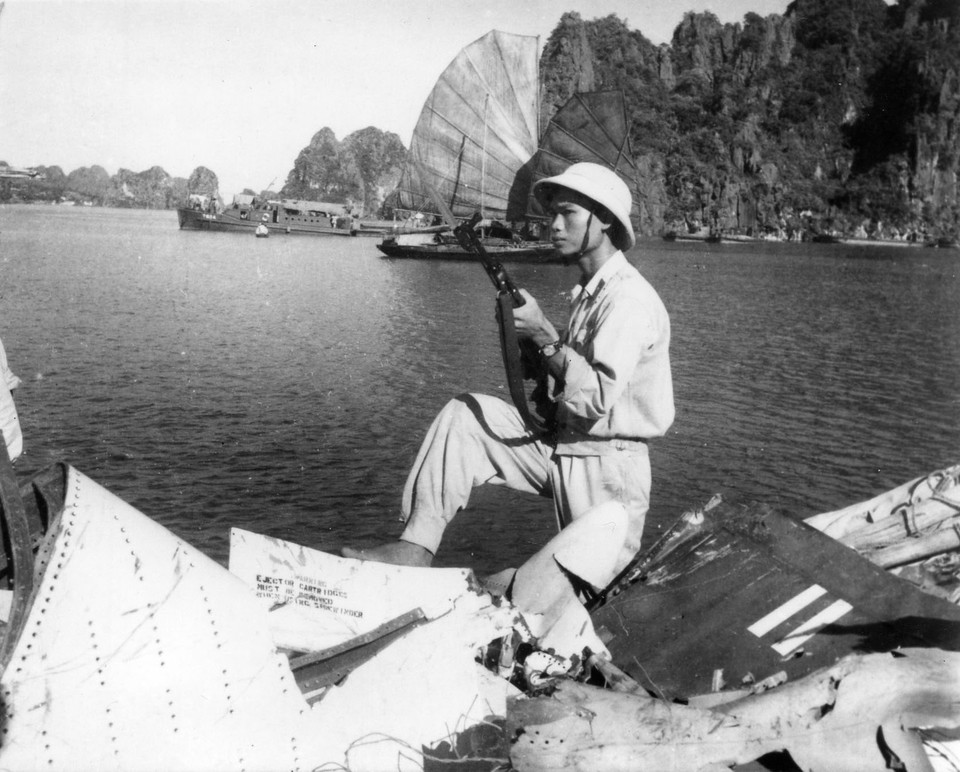 Un soldat vietnamien à côté de l’épave d’un avion de chasse A4D, abattu à Cua Luc, ville de Hon Gai, province de Quang Ninh, le 5 août 1964. Photo : VNA