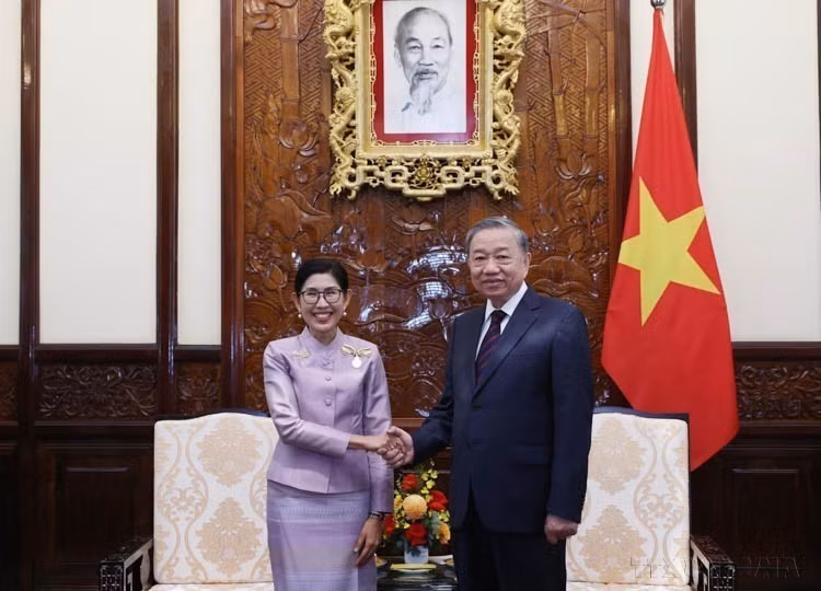 Dans l'après-midi du 18 octobre 2024, au Palais présidentiel, le Secrétaire général et Président To Lam reçoit l'ambassadrice de Thaïlande Urawadee Sriphiromya venue présenter ses lettres de créance et prendre ses fonctions au Vietnam. Photo : VNA