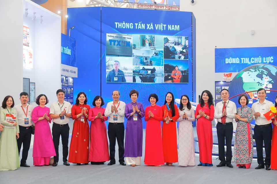 La directrice générale de la VNA Vu Viêt Trang et les délégués à l'espace d'exposition sur le parcours de 80 ans de la VNA au Centre des expositions du Vietnam à Dông Anh.