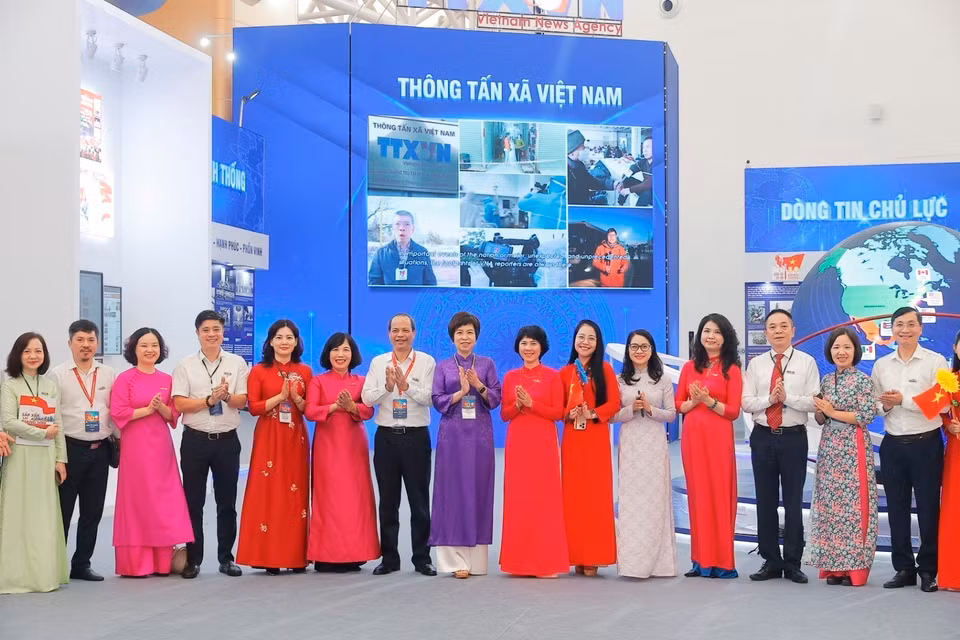La directrice générale de la VNA Vu Viêt Trang et les délégués à l'espace d'exposition sur le parcours de 80 ans de la VNA au Centre des expositions du Vietnam à Dông Anh.