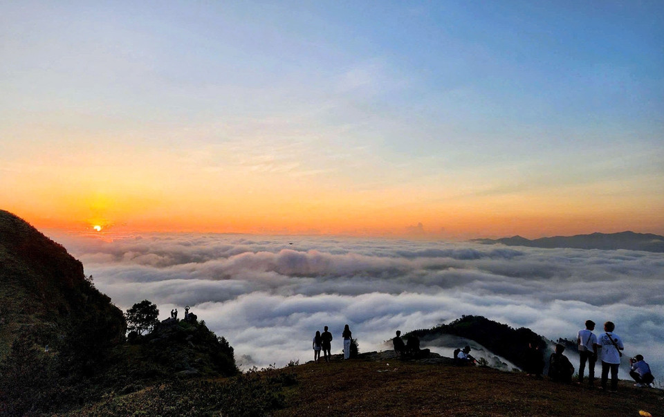 Les touristes viennent admirer la mer de nuages sur le plateau de Dông Cao. Photo : VNA