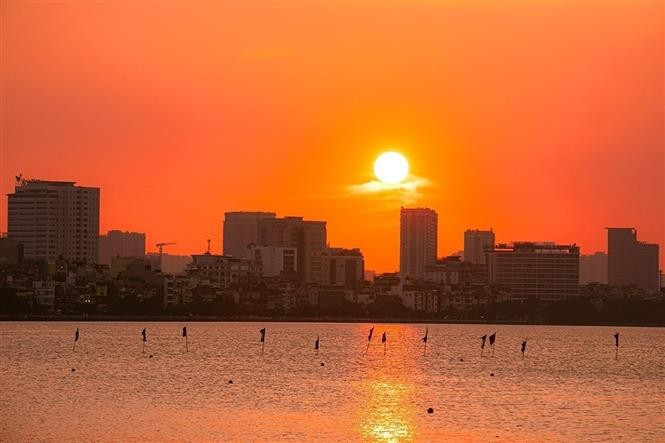 La splendeur du coucher de soleil sur le lac de l’Ouest (Hô Tây) en automne. Photo: VNA